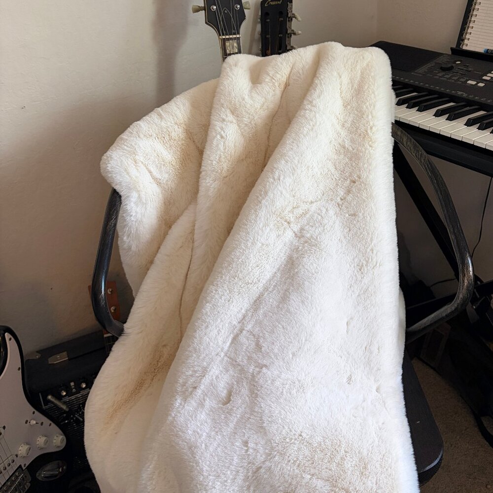 New Magaschoni Ivory Winter White Faux Fur Lap Throw Blanket Topper 50x60